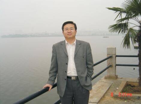 陈以平（湖北民族学院教授）