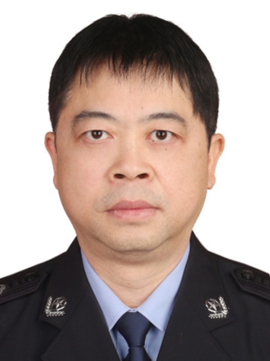 龙平（江西省宜春市万载县公安局党委委员、常务副局长）