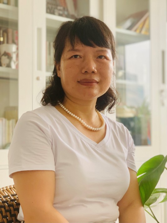 杨玉梅（《民族文学》副主编、编审）
