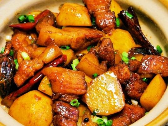 五花肉炖土豆煲