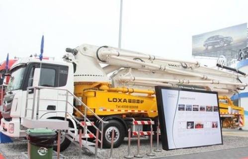 福田雷萨奔驰底盘52米泵车