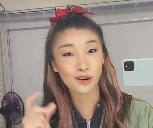 小眼睛美少女