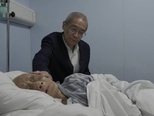 2023年上海男子带母亲酒店养老遭集体拉黑事件