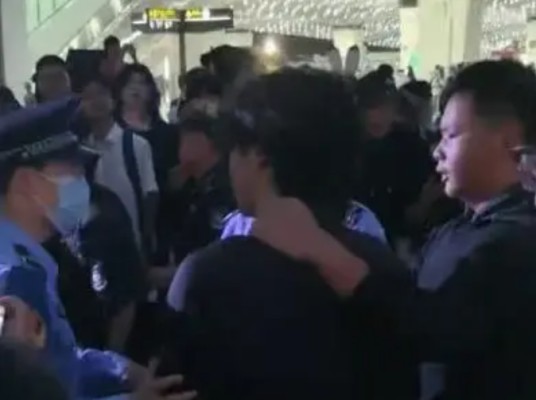10·3成都漫展男子扮演辱华角色事件