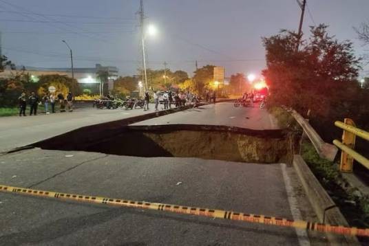5·31哥伦比亚桥梁路面坍塌事故