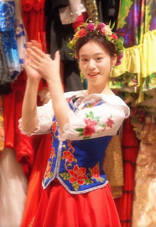 小贝（与辉同行旗下主播）