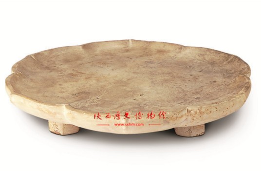 唐菱花形三足汉白玉盘