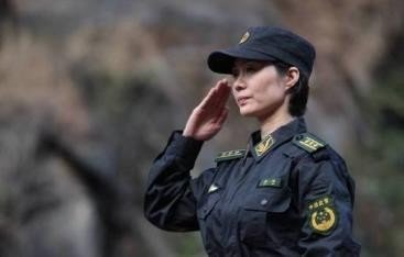 退役女特警轿车被混混砸是第几集