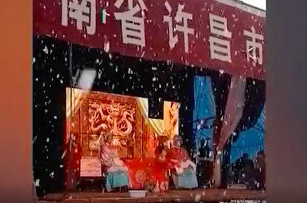 大雪天台下空无一人剧团照常演出是怎么回事？