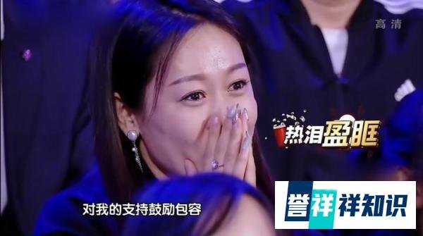 宋晓峰16岁女儿罕曝光,穿校服也化浓妆,日常背大牌包似网红