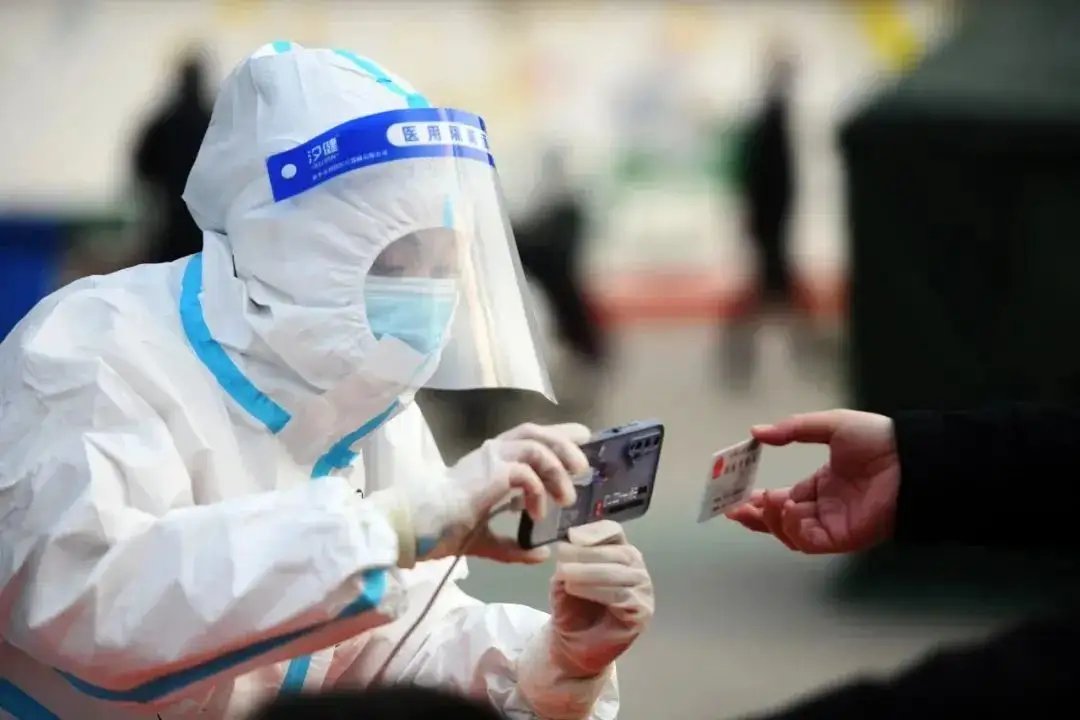 女子感染新冠乱吃药致肝衰竭进ICU!这件事给予我们哪些警示?