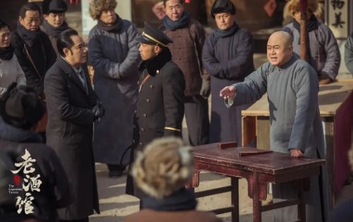 《老酒馆》中，老警察为什么要给老北风下毒？