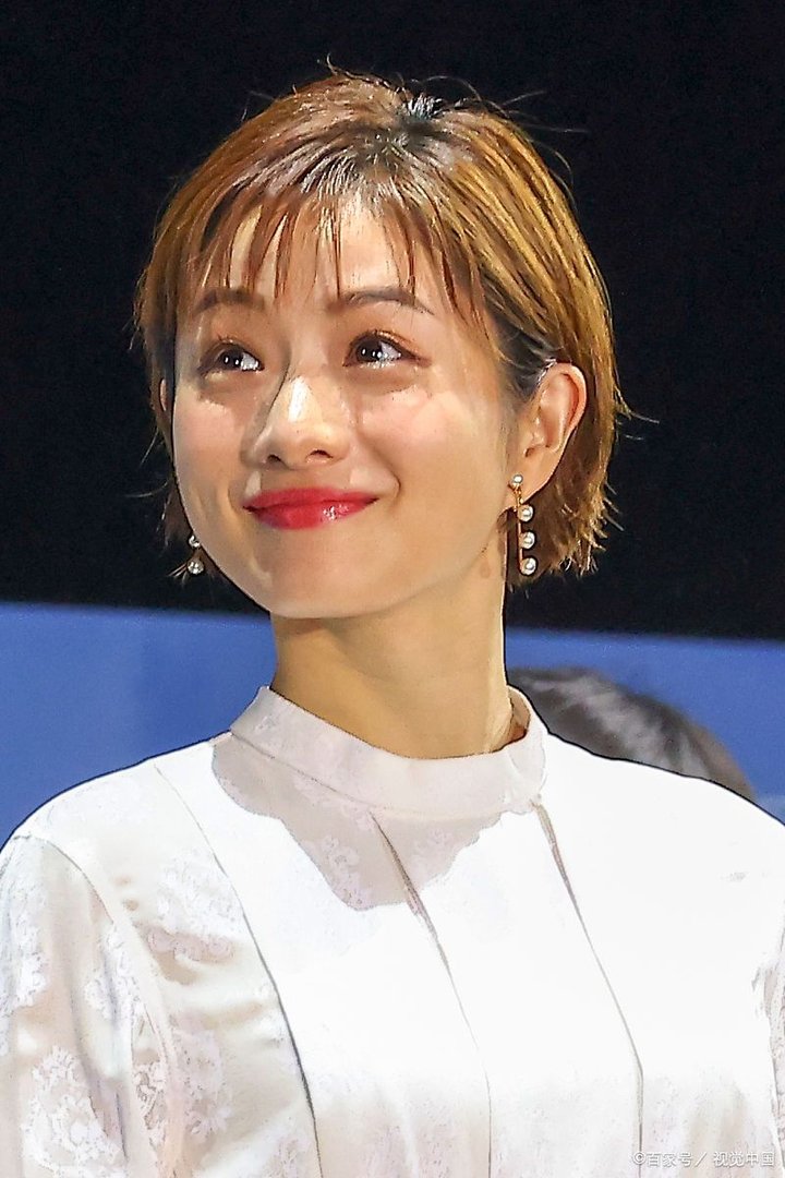 36岁石原里美升级当妈,孕晚期还上节目,她有多敬业?