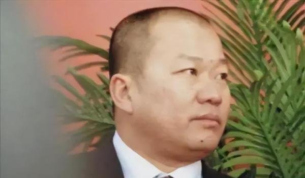 24岁摆地摊起家，20年内狂赚25个亿，结果在事业巅峰时自焚身亡