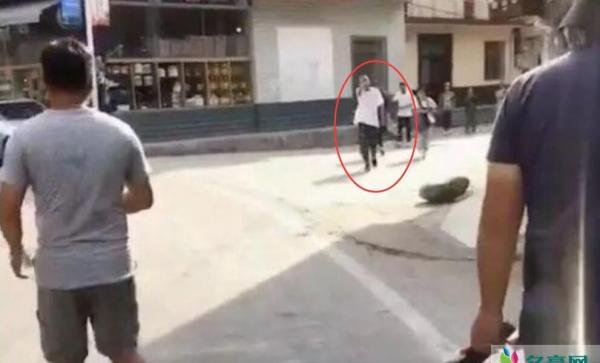 文章片场猛摔手机 原来是被网友打扰导致情绪失控