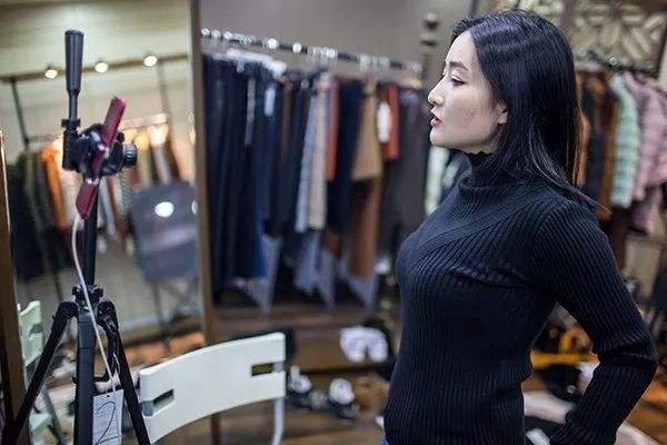 网红女主播直播间带货镜头前被抓,这是怎么回事?
