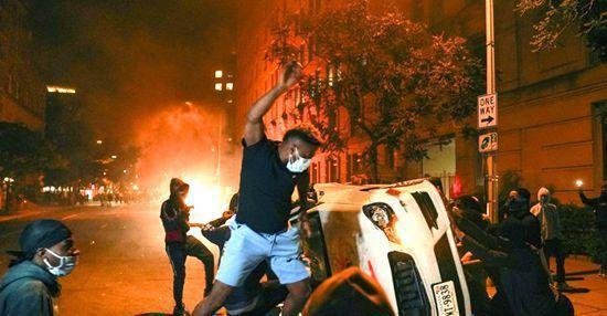 德国斯图加特扫毒引爆骚乱 数百人攻击警察砸商店