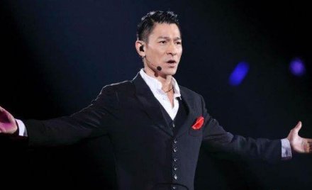 刘德华演技不如梁朝伟，唱歌不如张学友，为何还这么红？
