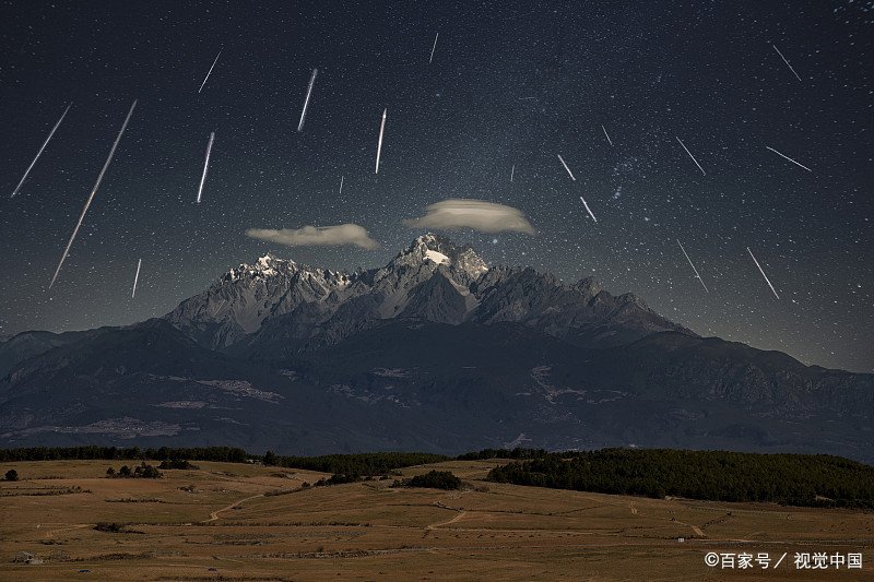 丽江玉龙雪山8月飘雪，海拔多少米？为何称之为“黑白雪山”？