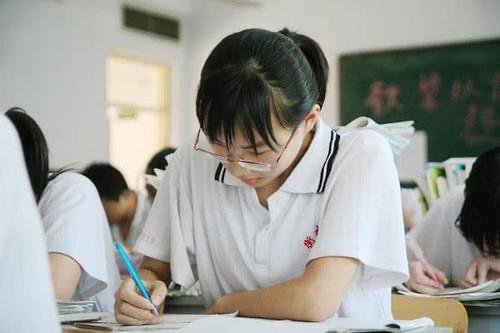 高三女生写13个对不起后自杀，你认为高三女生的做法对吗？
