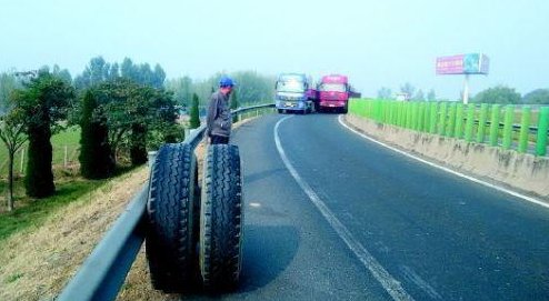 沈海高速11死19伤车祸,大货车穿越护栏撞向大客车,司机有违法驾驶吗?