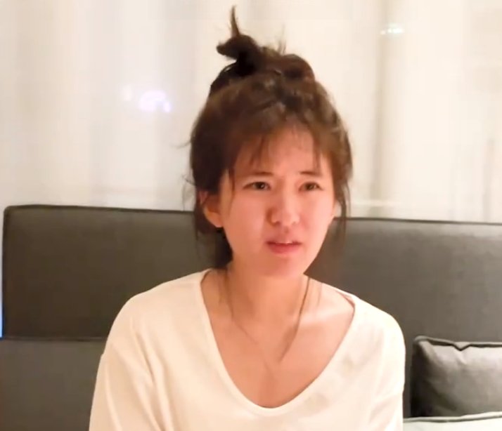 赵露思脱鞋吃草莓，谁看到她袜子的颜色了？网友直呼：“确定这是女明星？”