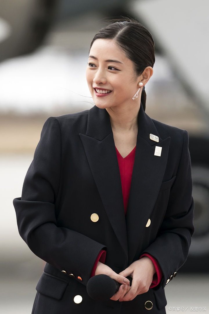 36岁石原里美升级当妈，孕晚期还上节目，她有多敬业？