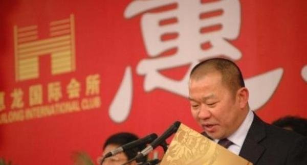 24岁摆地摊起家，20年内狂赚25个亿，结果在事业巅峰时自焚身亡