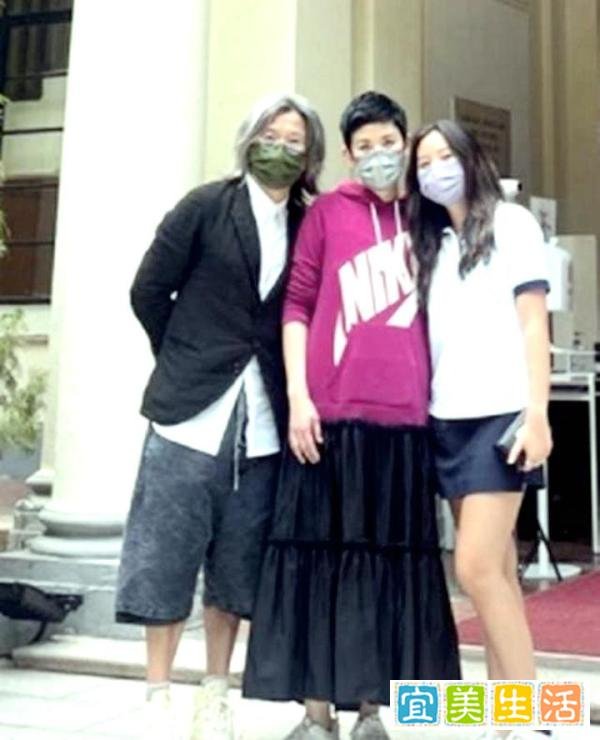 吴君如15岁女儿近照曝光，外形靓丽长腿抢镜，和爸爸妈妈罕见同行