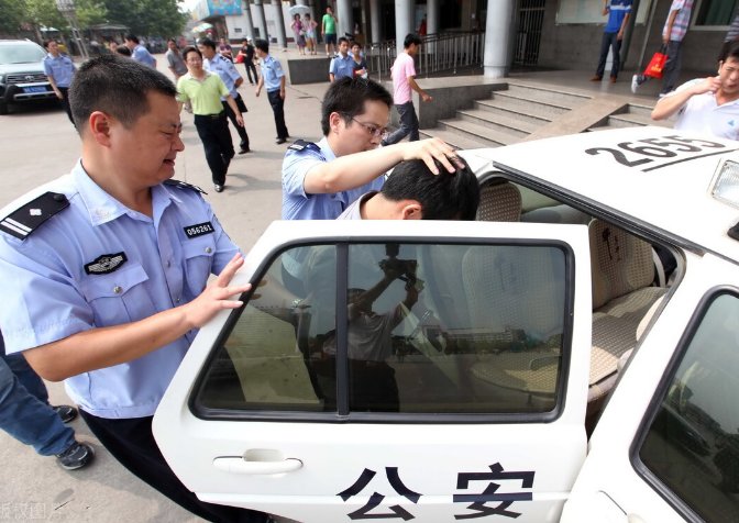 公公到儿媳妇家帮忙干活,强行和亲家母发生3次关系,应该怎么处罚?