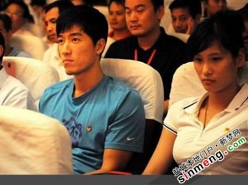 在新浪网和淘宝外传上看到坐在刘翔旁边的大胸女是谁?有人说是陆滢?