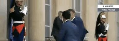马克龙身边警卫被热晕，接见外国元首太丢人