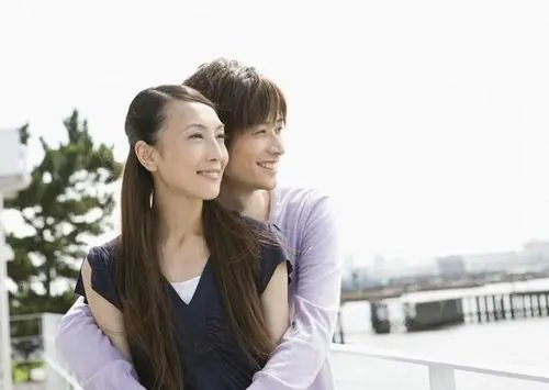 发现老公和别的女人聊天,我该怎么做?