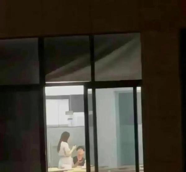 四川传媒学院“火”了，一对情侣在教室里明目张胆的做这样的事儿