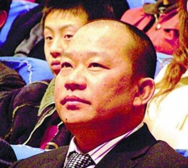 24岁摆地摊起家，20年内狂赚25个亿，结果在事业巅峰时自焚身亡
