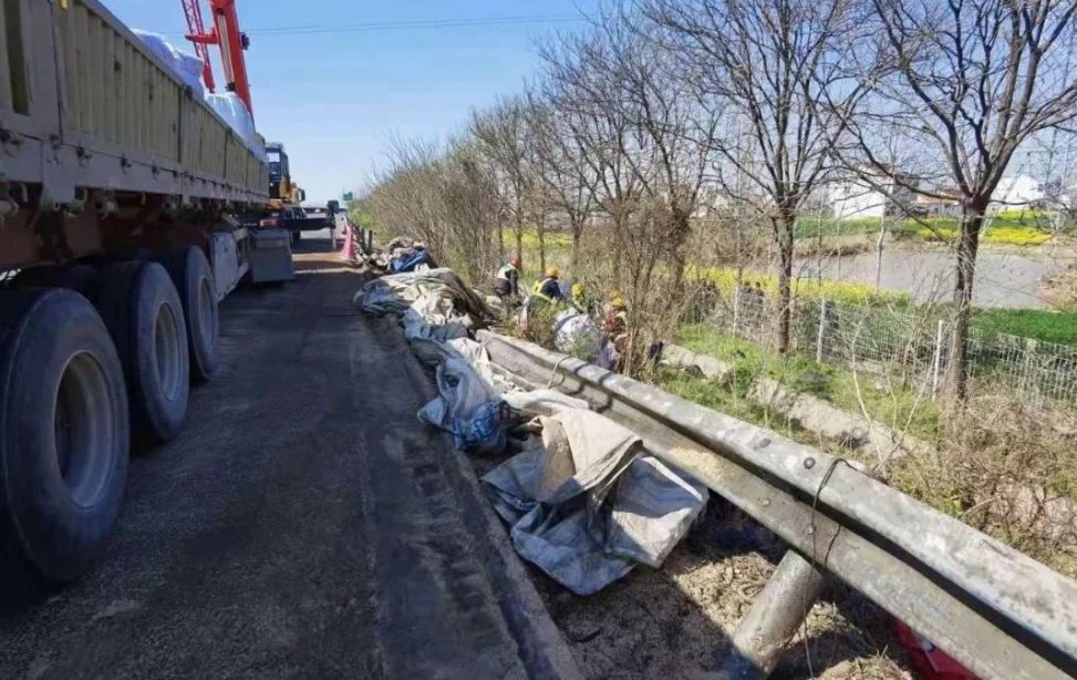 沈海高速11死19伤车祸，大货车穿越护栏撞向大客车，司机有违法驾驶吗？