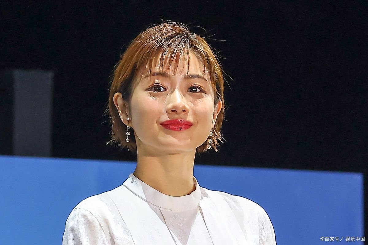 36岁石原里美升级当妈,孕晚期还上节目,她有多敬业?