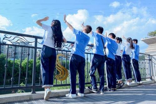 高三女生写13个对不起后自杀，你认为高三女生的做法对吗？