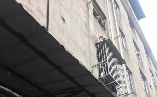 突发意外,热心群众合力撑床单接住坠楼宝宝,宝宝为何会坠下楼?