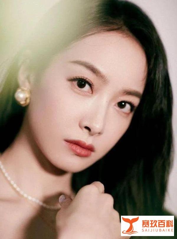 在JYP当练习生3年，miss,A顶级女团出道10年，孟佳比宋茜差在哪里？