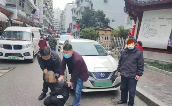 乘客是逃犯司机免提接到警察电话 这是咋情况？