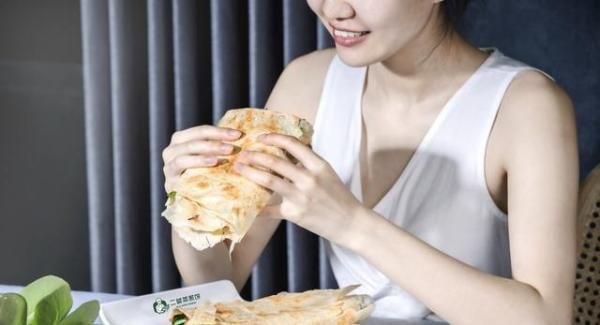 老城街巷的名吃,停在鏊子上的记忆,你吃过二妮菜煎饼吗?