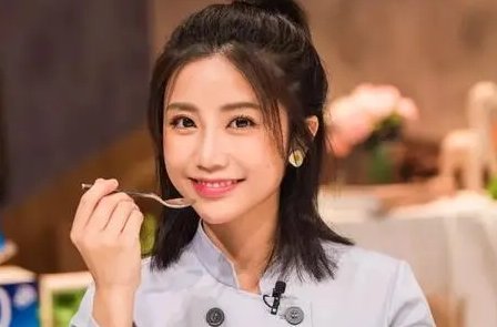 罗拉厨师真名是什么?