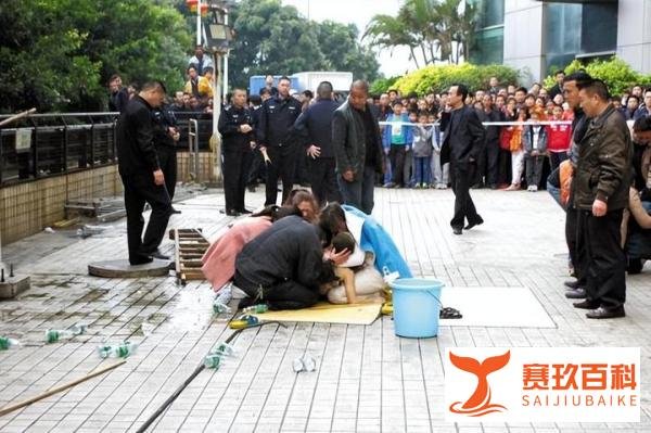 3小孩放鞭炮炸碎井盖致1死2伤 网友:一声巨响改变了几个家庭命运