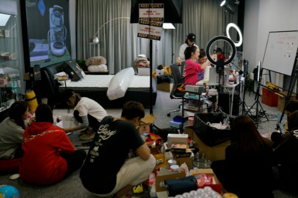 台州一女主播因被网友吐槽唱歌难听而欲跳楼轻生,你如何看待主播这一职业?