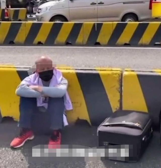 60岁男子带亡妻骨灰徒步7小时到高铁站,背后有着怎样让人感动的故事?