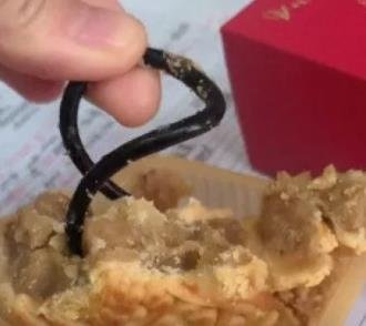 女生切月饼发现馅太硬切不开,强行切开竟是电线,电线是怎么到了里面的?