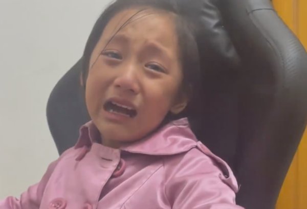 因爸爸不让玩，女儿抽泣控诉压力大，为何戳中了很多人的痛点？
