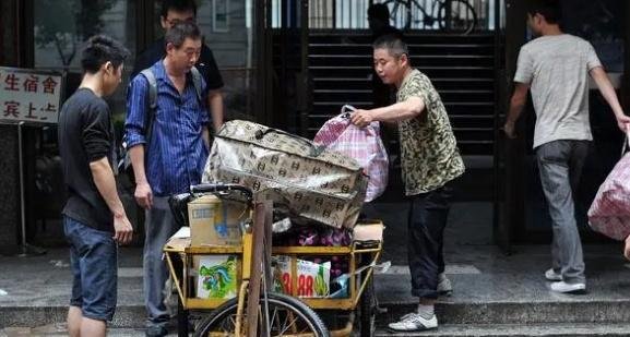 00后男生继承家业收破烂 年入20万