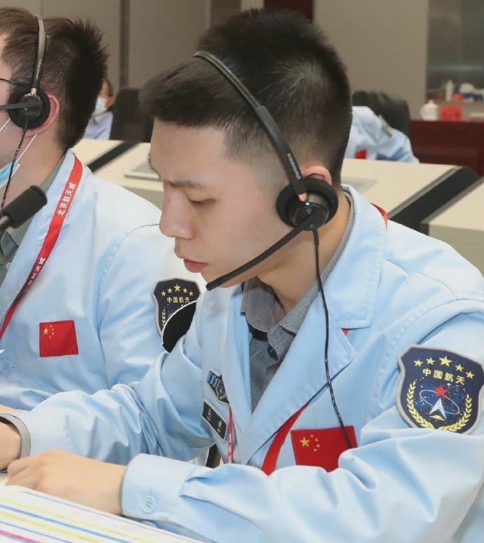 北京明白小伙儿又上线了，他在神13任务中担任什么角色？